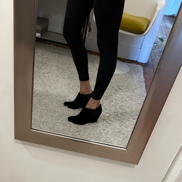 Size 9.5 but I’m usually a 10 and they fit perfectly. 3-3.5” heel. Barely worn. - Picture 5 of 6